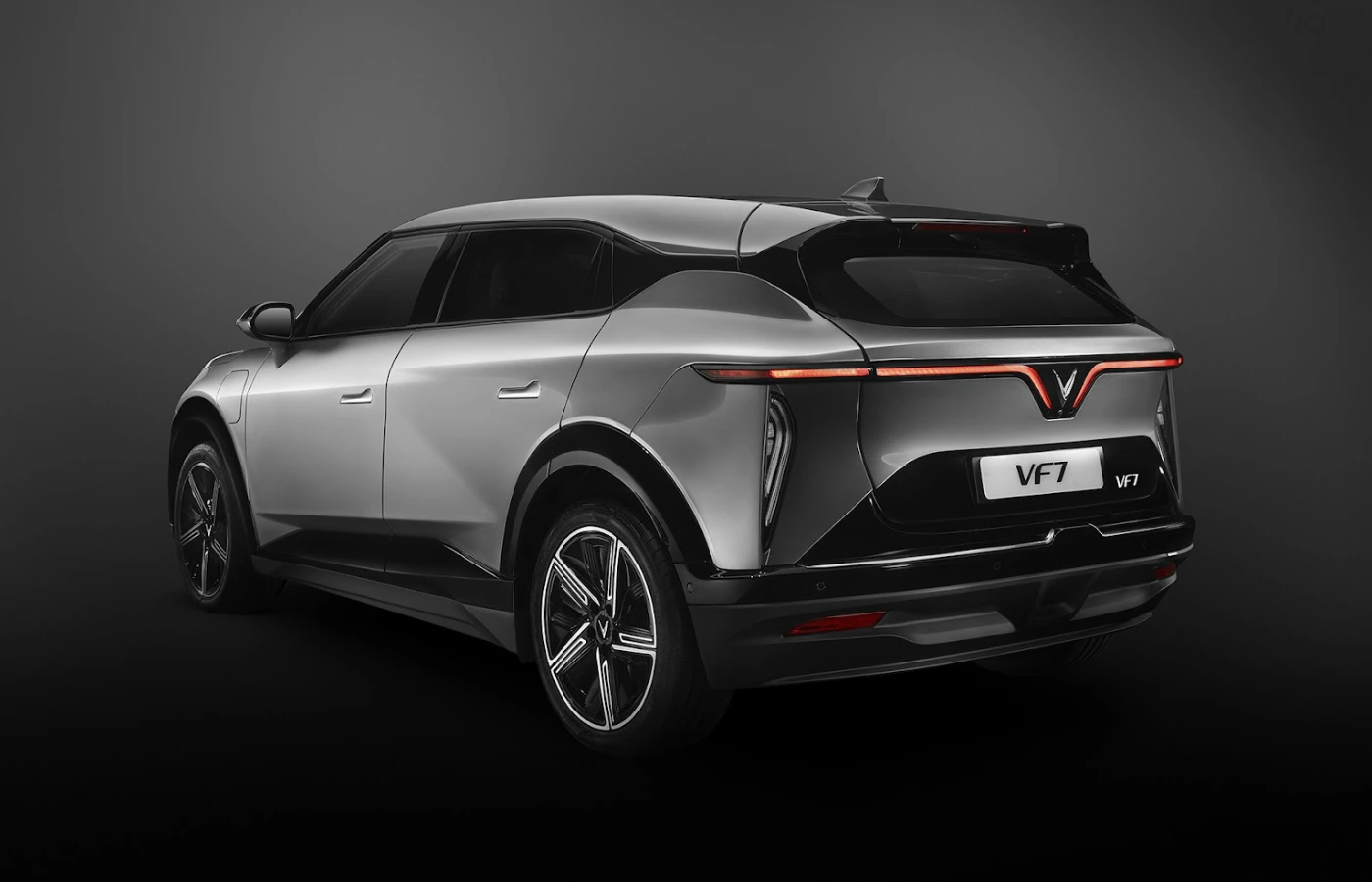 The prices for the VinFast VF6 and VF7 will be announced on September 6. Featured Image